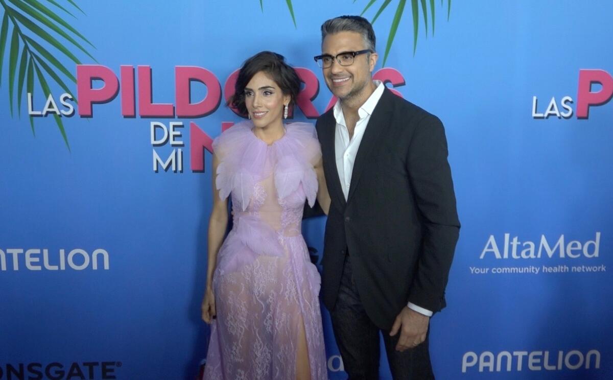Sandra Echeverría y Jamil Camil a su paso por la alfombra roja de la premiere de esta comedia mexicana.