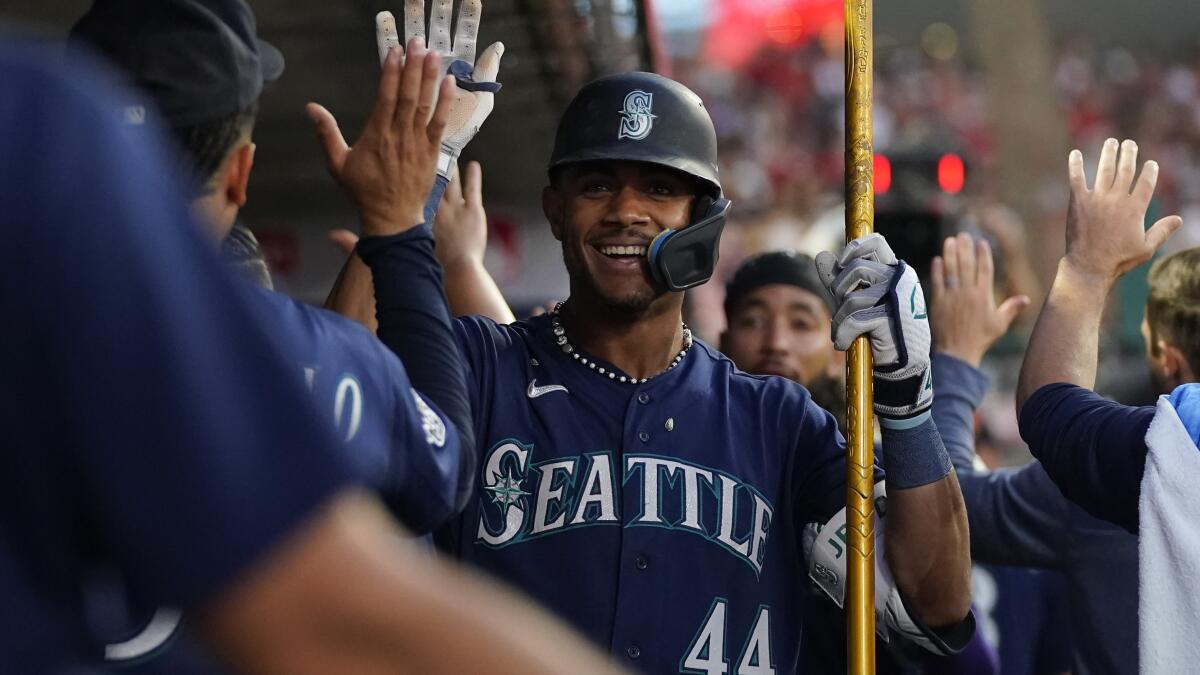 Suárez drives in run in club record 10th straight game as Mariners