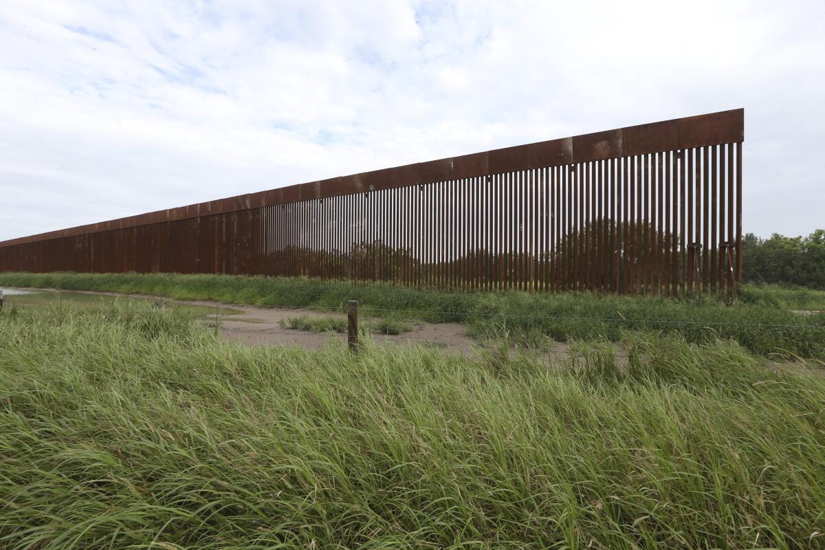 En esta imagen del 14 de julio de 2021 se ve un tramo del muro fronterizo cerca de La Grulla, Texas. 