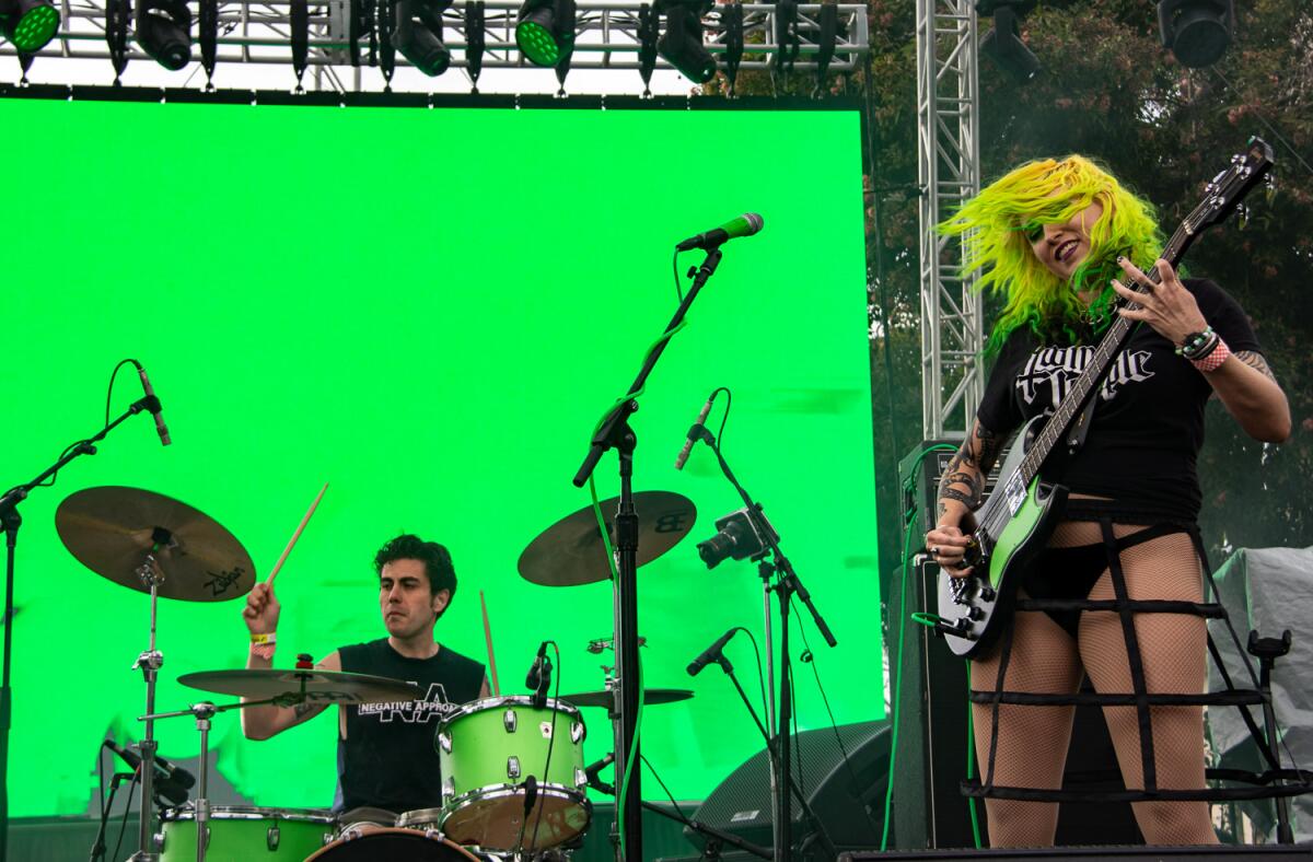 O baterista Nick Aguilar e a baixista Nikki Piclle do Frankie and the Witchfingers.