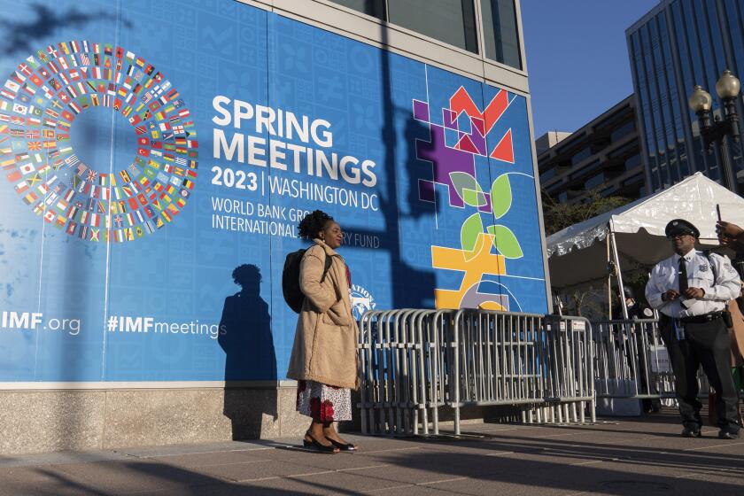 Un cartel del Fondo Monetario Internacional durante las reuniones conjuntas del FMI y el Banco Mundial en Washington, el 11 de abril de 2023.. (Foto AP/Jose Luis Magana)