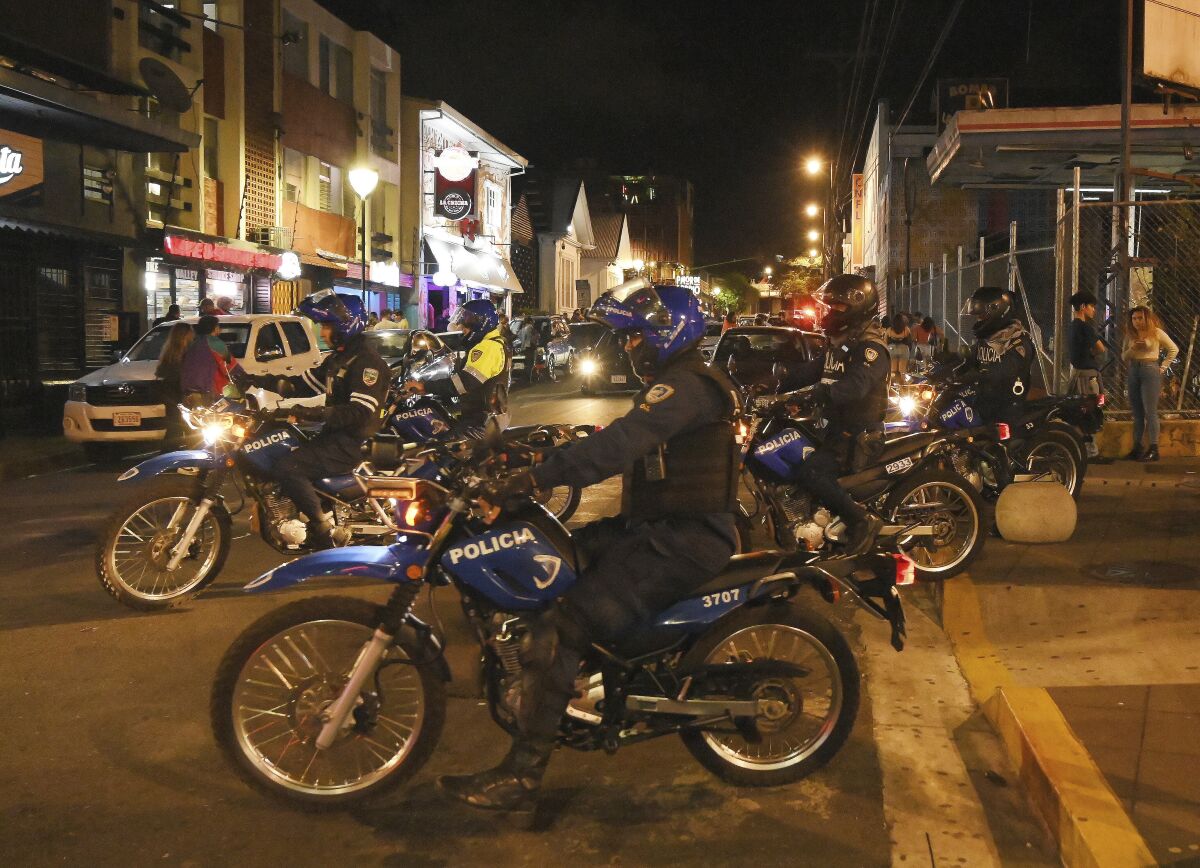 ARCHIVO - Policías patrullan en motocicletas una zona de bares y centros nocturnos en San José, Costa Rica, el 27 de enero de 2023. (AP Foto/Carlos Gonzalez/Archivo)