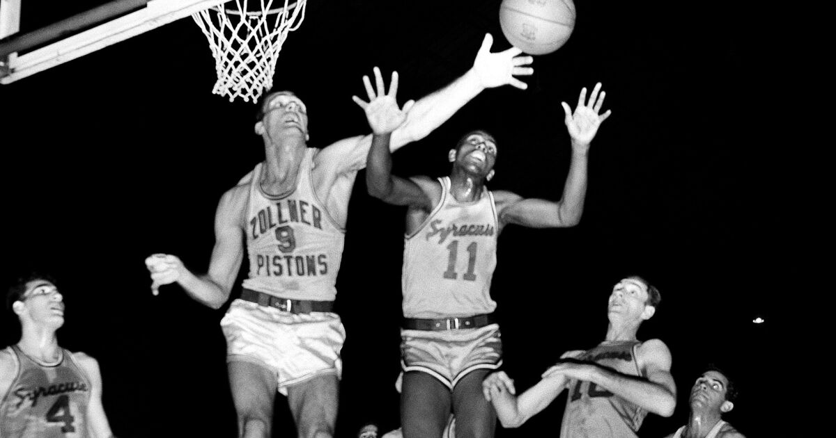 Earl Lloyd First Black Player In The Nba Dies At 86 Los Angeles Times