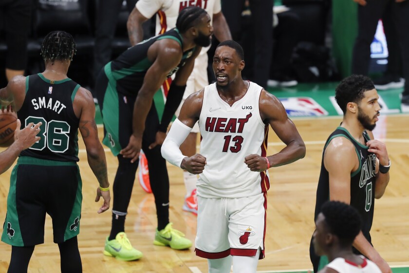 Bam Adebayo, del Heat de Miami, festeja durante el sexto partido de la final de la Conferencia Este ante los Celtics de Boston, el viernes 27 de mayo de 2022 (AP Foto/Michael Dwyer)