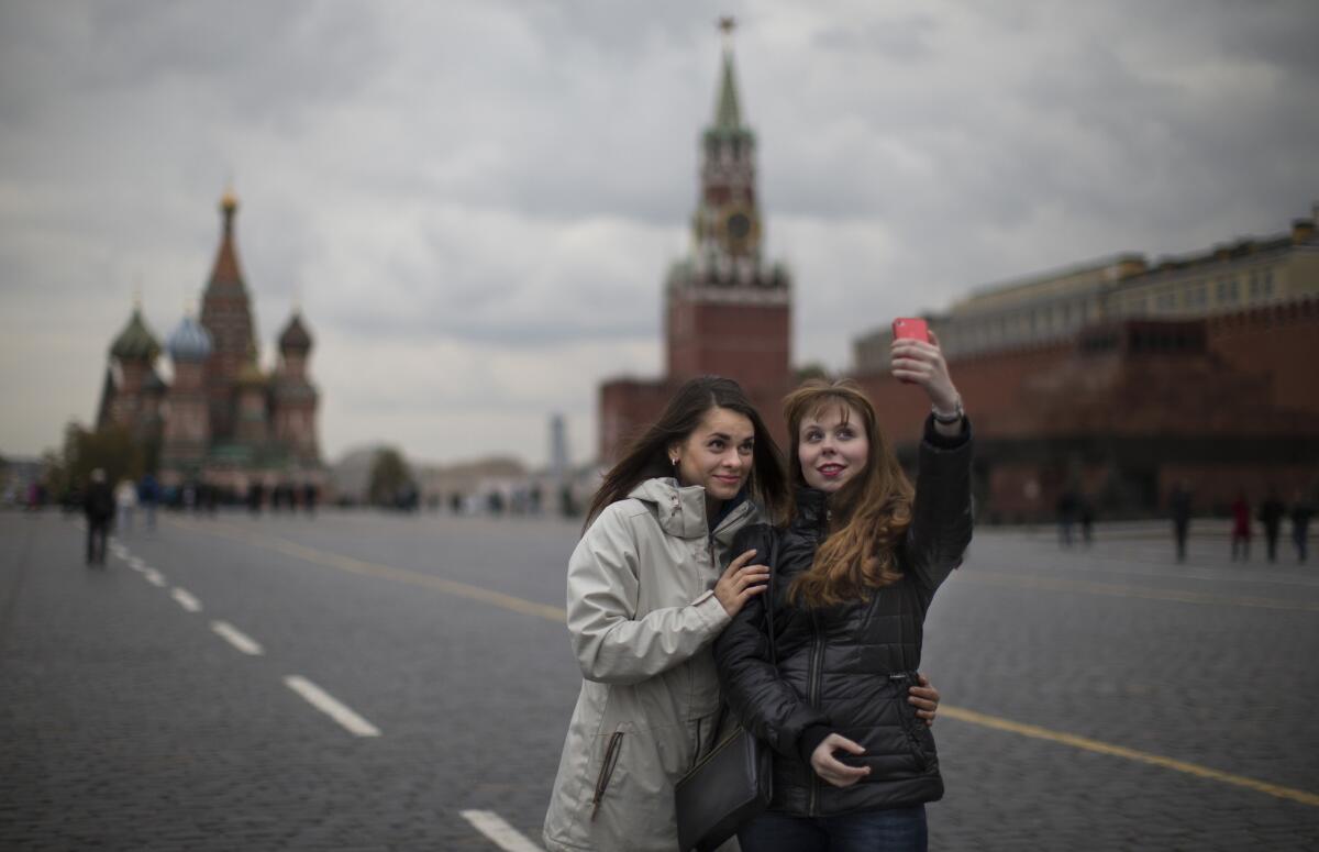 Dos jóvenes se toman una foto en la Plaza Roja, en Moscú, el 6 de octubre de 2014. Alarmada por el número de rusos que han muerto mientras se tomaban selfies con sus teléfonos, la policía rusa ha iniciado una nueva campaña llamada "Selfies Seguras", se informó el 7 de julio de 2015. (Foto AP/Alexander Zemlianichenko, Archivo)