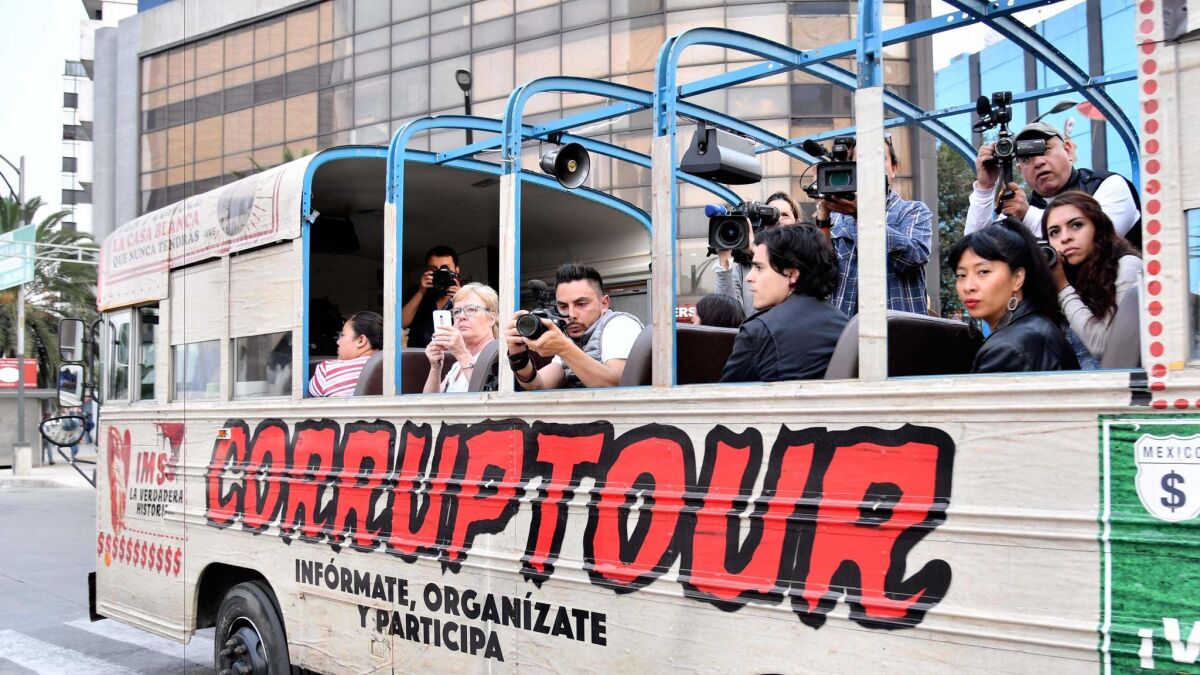 Journalists and tourists in Mexico City take the "Corruptour" of sites, institutions and companies associated with great corruption scandals in recent Mexican history.