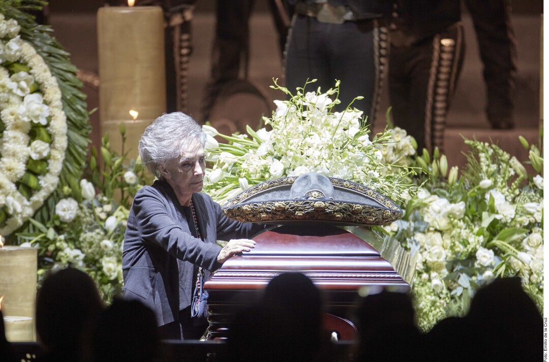 Doña Cuquita se despidió con un evidente dolor de su "hermoso cariño bonito", el ídolo Chente Fernández.