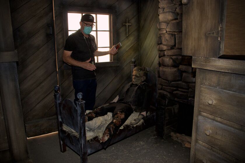 El director creativo John Murphy durante un recorrido de prensa por el laberinto dedicado a la Novia de Frankenstein.
