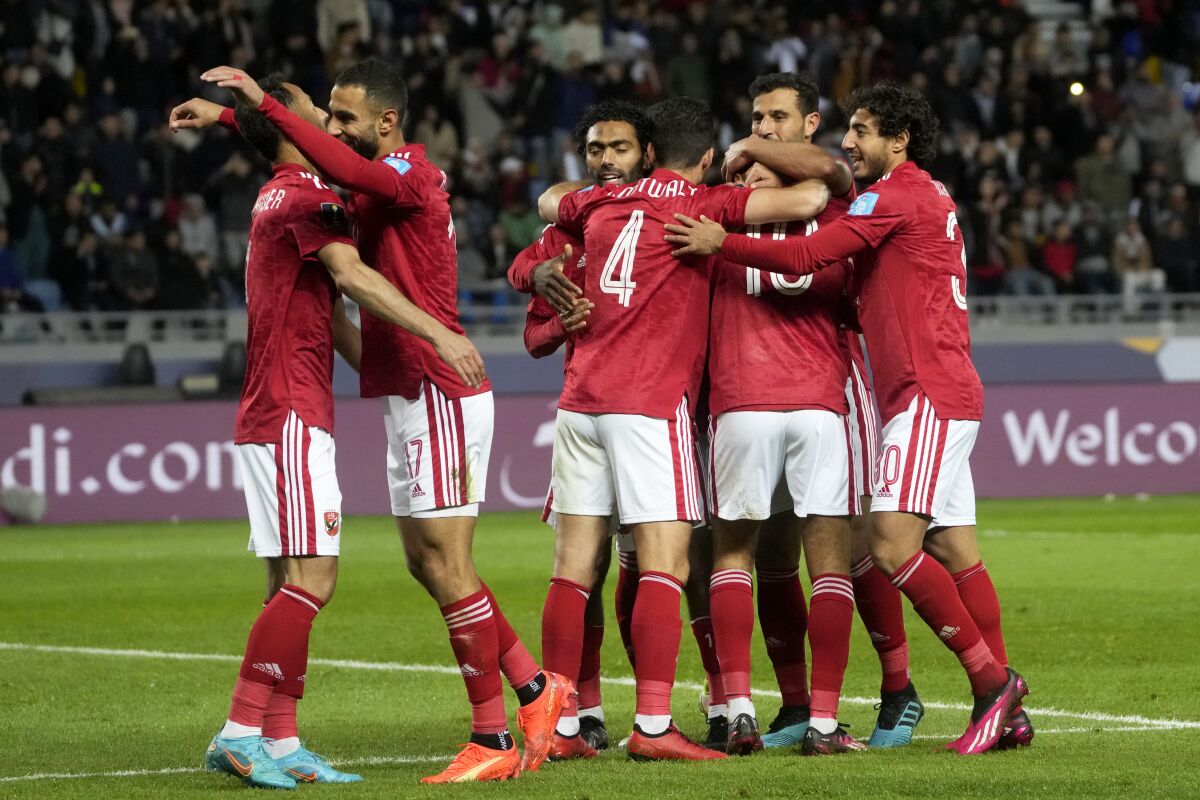 Jugadores de Al Ahly celebran después de que Mohamed Sherif anotara el segundo gol 