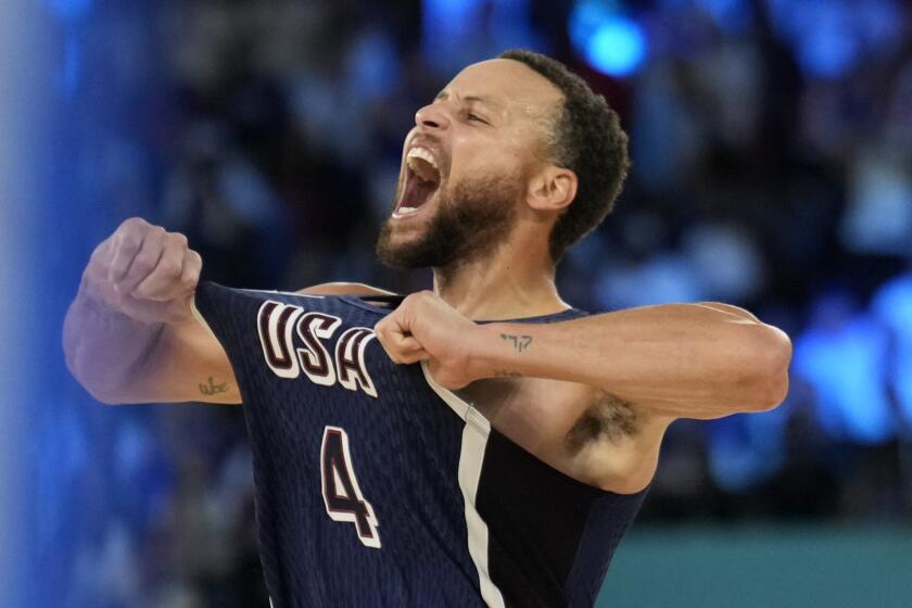 El estadounidense Stephen Curry (4) celebra la victoria ante Francia en la final del baloncesto masculino en los Juegos Olímpicos de París, el sábado 10 de agosto de 2024. (AP Foto/Mark J. Terrill)