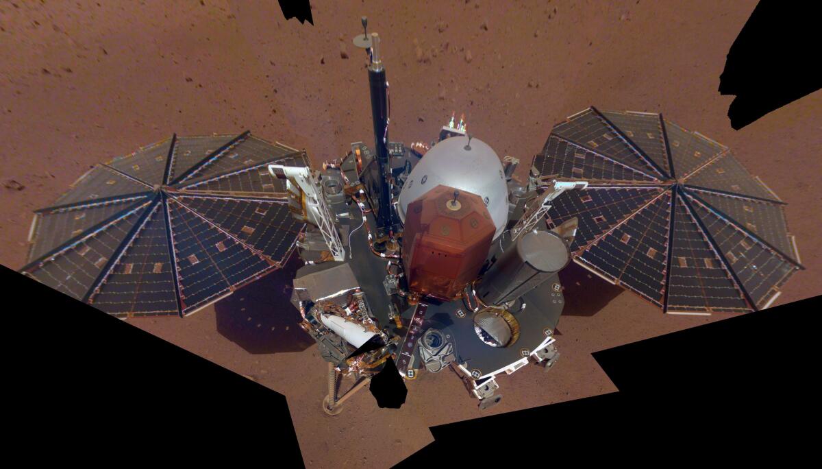 La sonda InSight posada en suelo de Marte. La imagen fue conformada con 11 imágenes tomadas con el brazo robot del aparato.