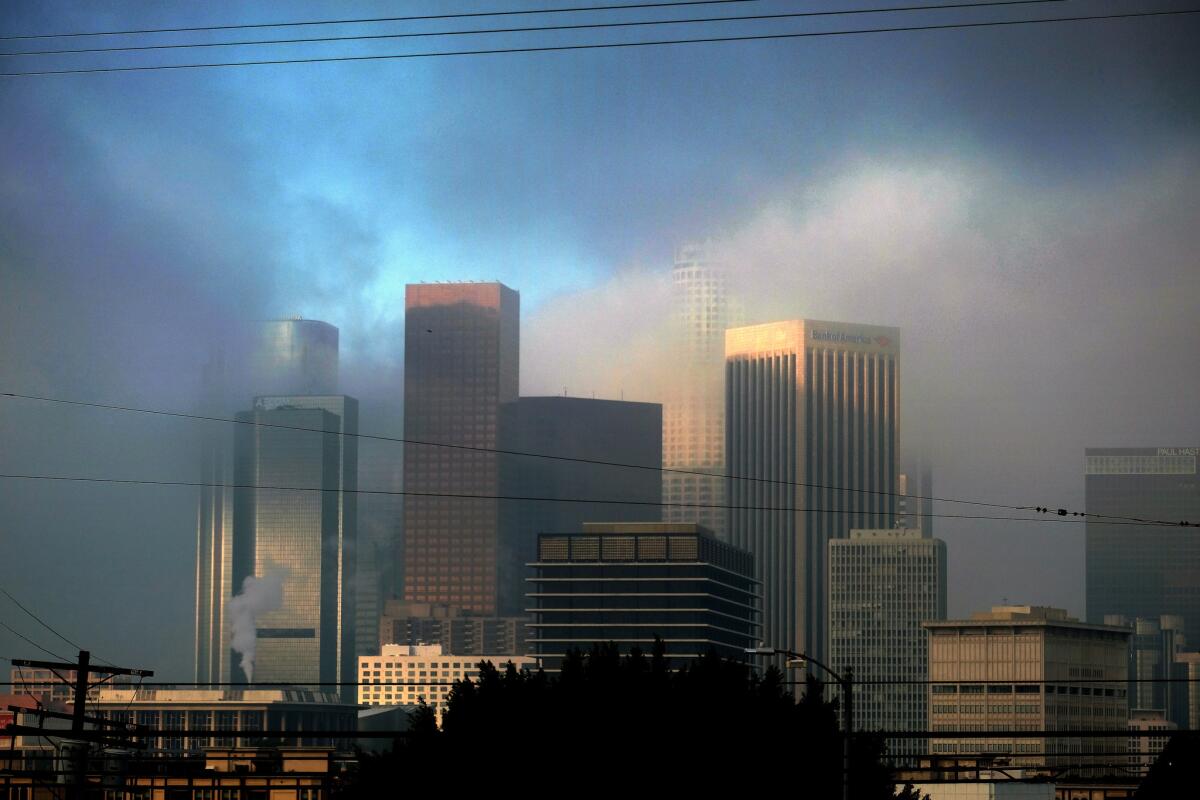 Una capa de humo cubre el centro de Los Angeles la mañana del miércoles 22 de junio del 2016. (Foto AP /Richard Vogel)
