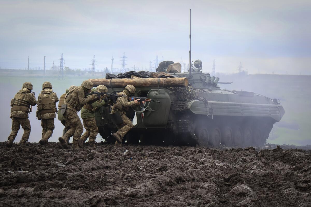 Soldados ucranianos durante un entrenamiento en la región de Donetsk, Ucrania, 