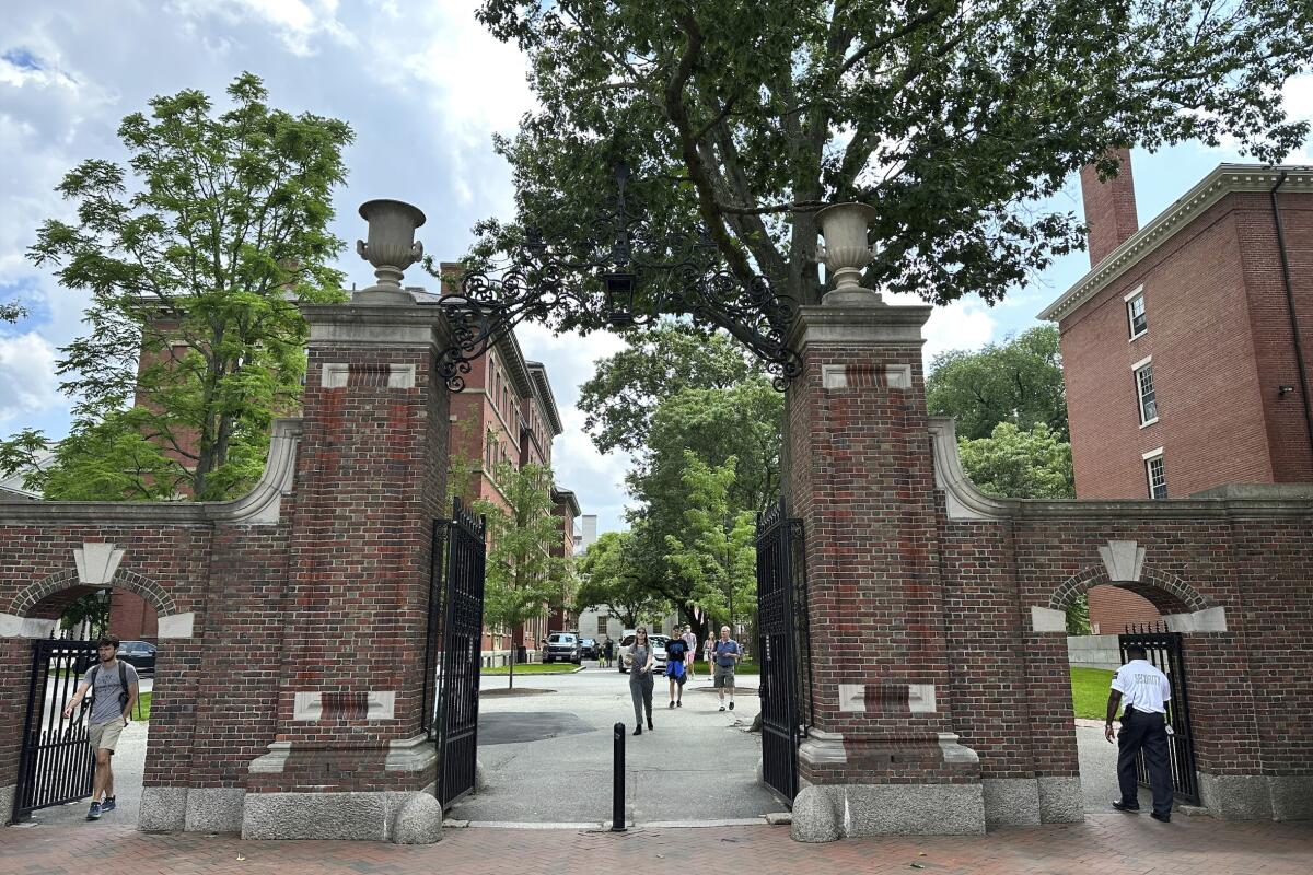 Estudiantes cruzan una puerta en la Universidad Harvard, 