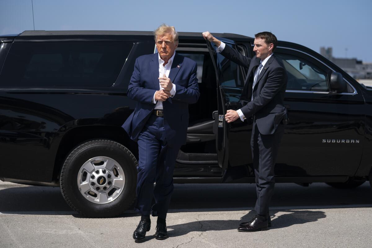 El expresidente Donald Trump llega a abordar su avión para viajar a un evento de campaña 