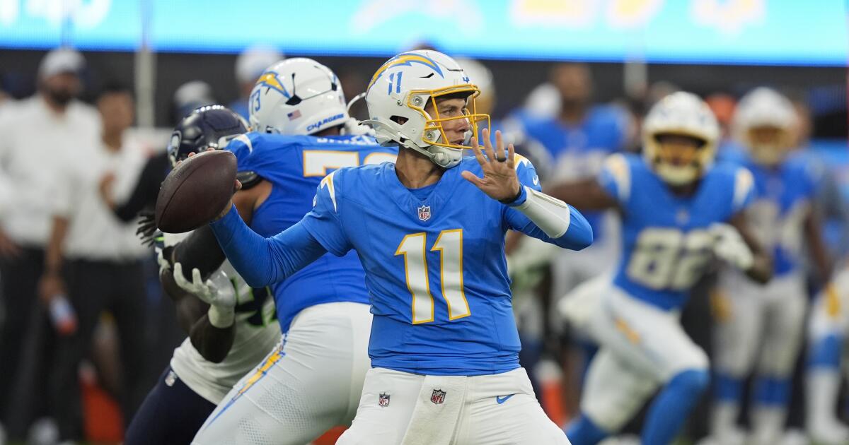 Newcomer Luis Perez already competing with Easton Stick for Chargers' No. 2 quarterback spot