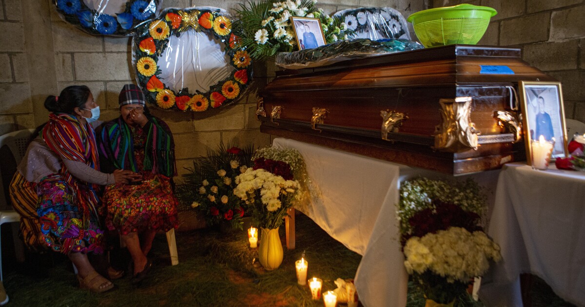 Guatemala: Dolor en el funeral de un migrante muerto en México