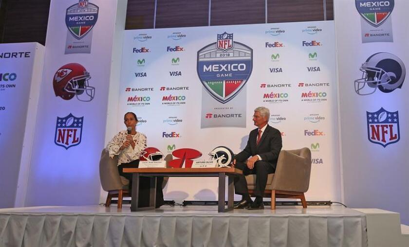 El director de la NFL en México, Arturo Olivé, y la directora de Mercadotecnia del grupo Banorte, Carla Juan Chelala (i), ofrecen una rueda de prensa hoy, miércoles 25 de julio de 2018, en Ciudad de México (México). EFE