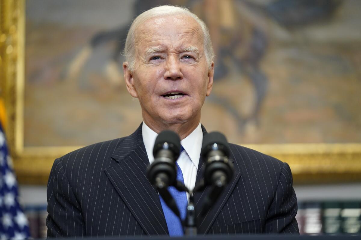 ARCHIVO - El presidente Joe Biden habla en la Casa Blanca, 6 de octubre de 2023. Biden deplor el "espantoso asalto" de Hamas a Israel y dijo que Estados Unidos estaba preparado para enviar ayuda, sbado 7 de octubre de 2023. (AP Foto/Evan Vucci, File)