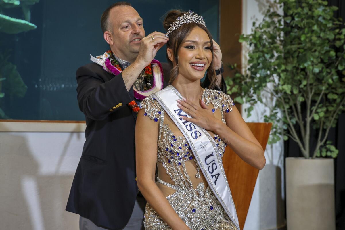 El gobernador de Hawaii Josh Green corona a Savannah Gankiewicz Miss Estados Unidos 2023 