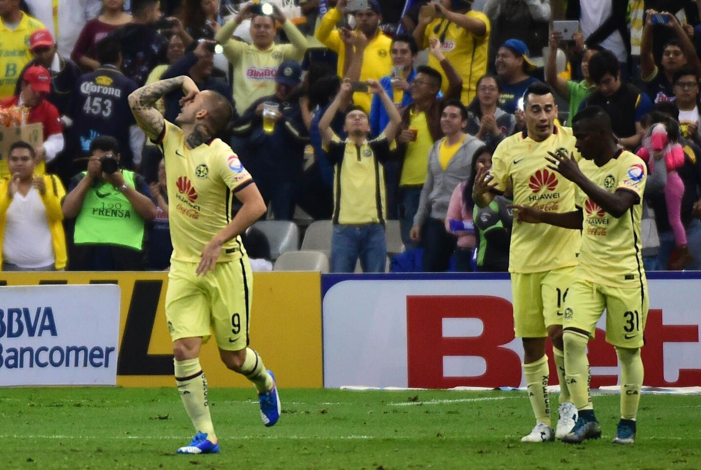 Dario Benedetto (L) of America celebrates his goal against Leon with his teammates during their Apertura Soccer 2015 tournament match at the Aztec Stadium in Mexico City on November 25, 2015.