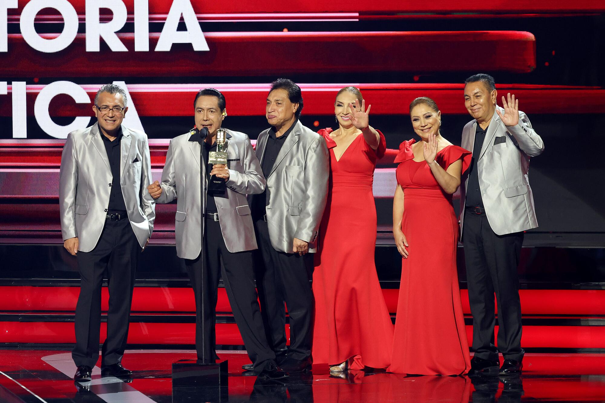 Los Angeles Azules recibieron su Premio a la Trayectoria Musical.