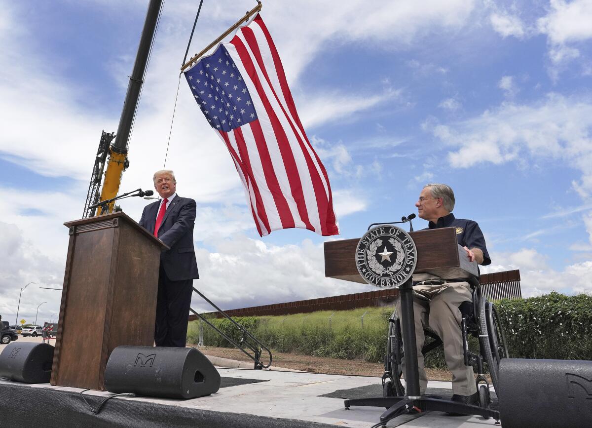 El gobernador de Texas, Greg Abbott, a la derecha, y el expresidente Donald Trump 