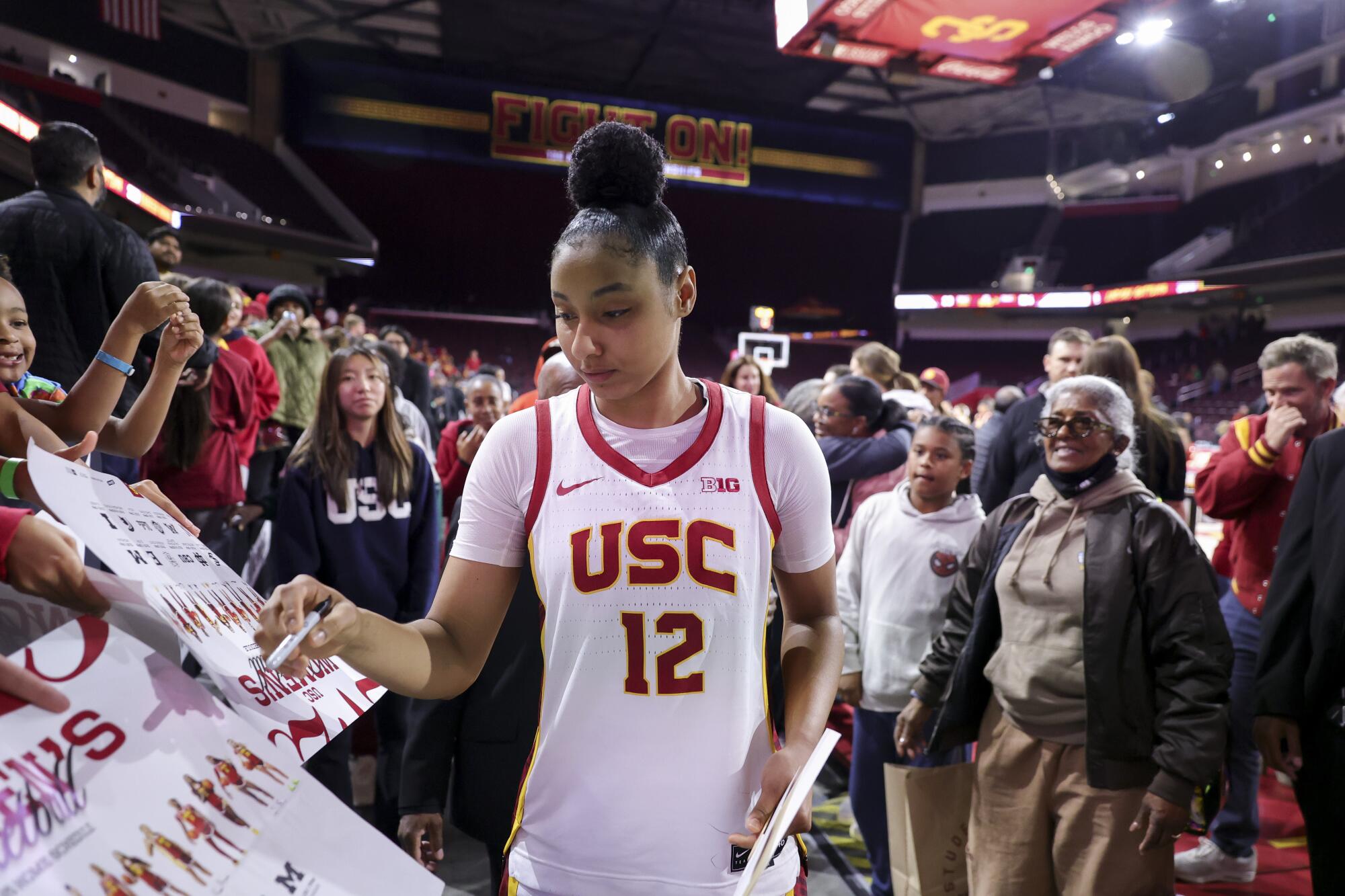 USC gardiyanı JuJu Watkins, Truva atlarının Cal State Northridge'i yendikten sonra imza dağıtırken etrafı hayranlarla çevrili