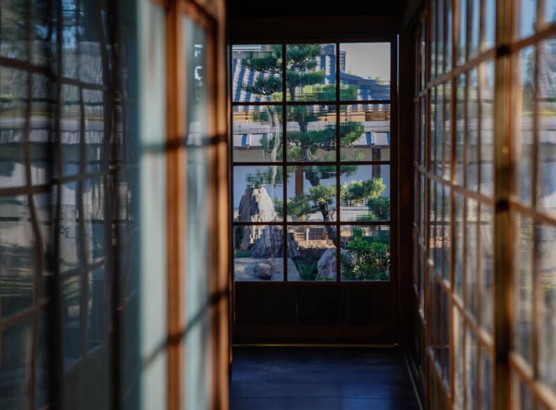 A soft wood walk way surrounds the perimeter of the shōya house.