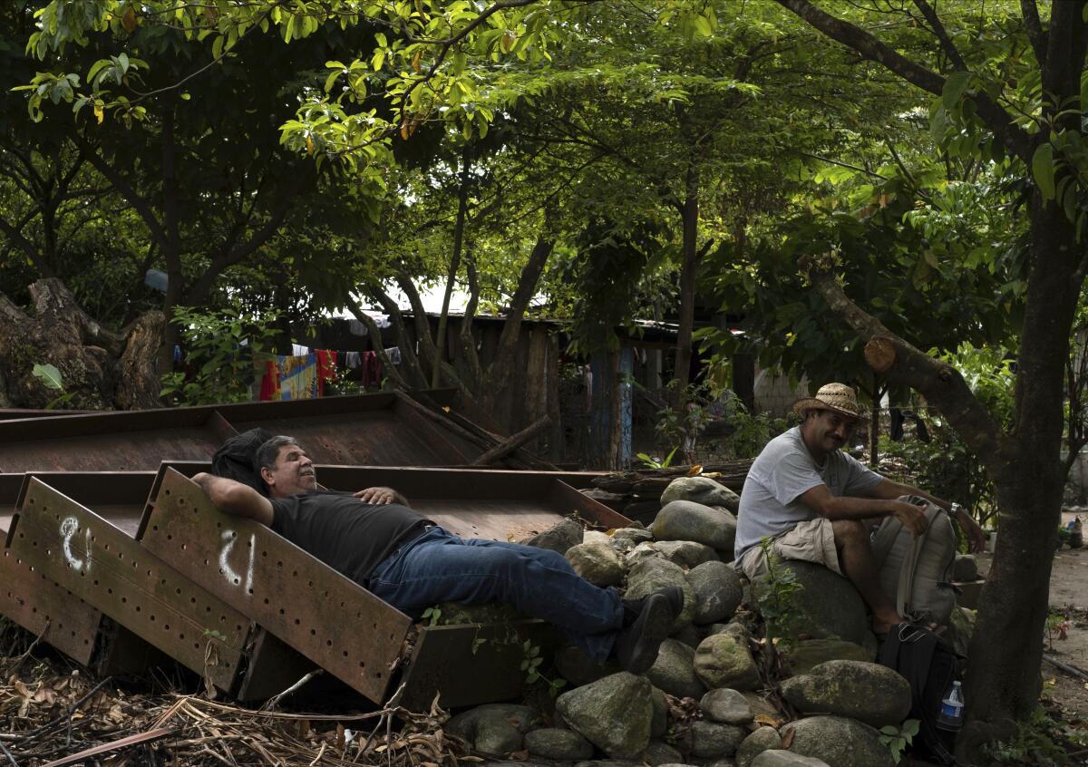 Un par de migrantes descansa en Ulapa, en el estado de Chiapas en el sur de México,
