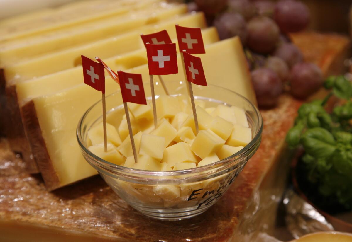 ARCHIVO - Quesos suizos presentados en la feria Eat'n Style en Colonia, Alemania, 