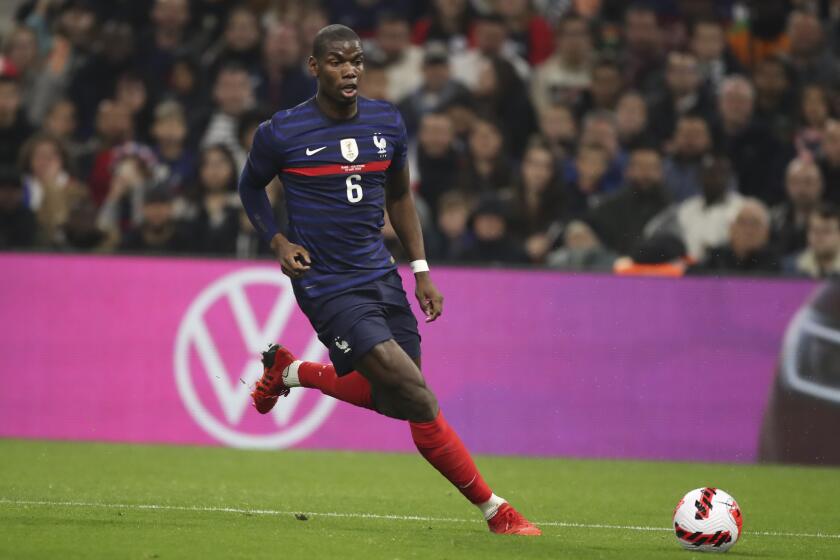 ARCHIVO - El francés Paul Pogba corre con el balón durante un partido amistoso internacional de fútbol contra Costa de Marfil en el estadio Velódromo de Marsella, Francia, el 25 de marzo de 2022. (AP Foto/Daniel Cole, Archivo)