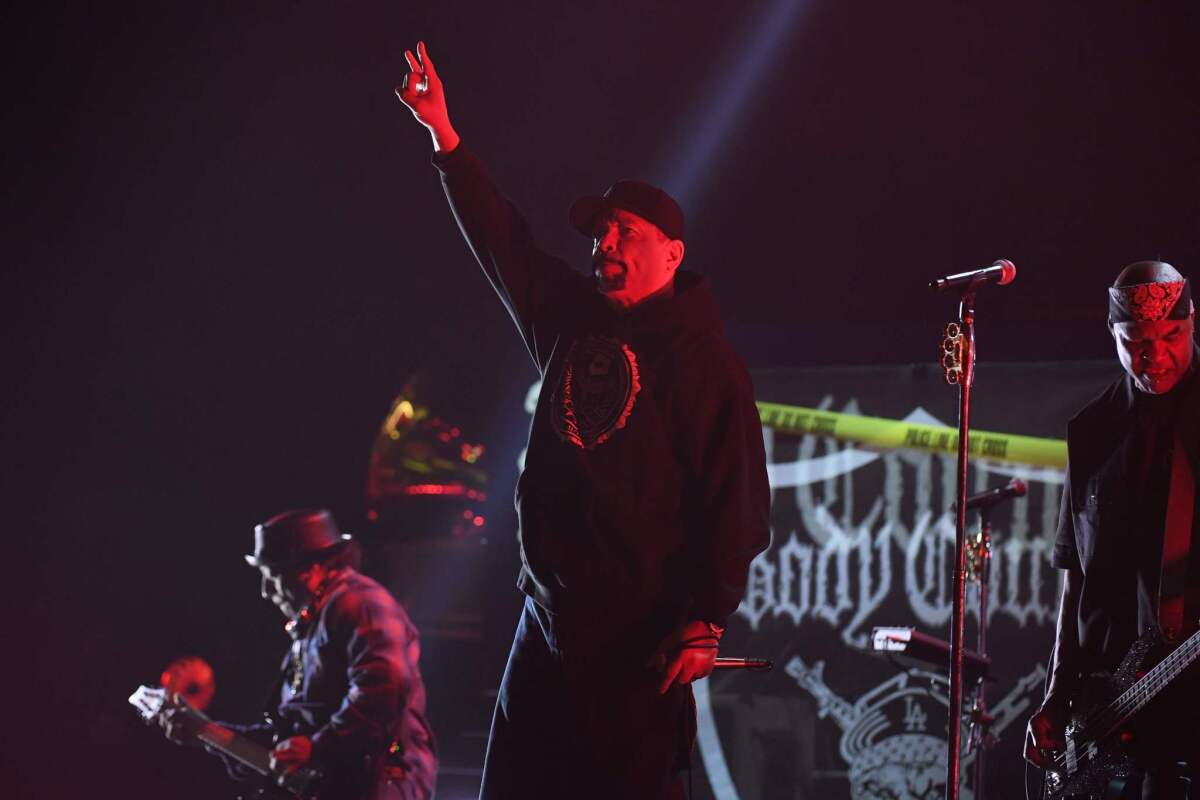 Ice T lidera a Body Count durante un sorpresivo acto de metal en vivo durante la Premiere del Grammy.
