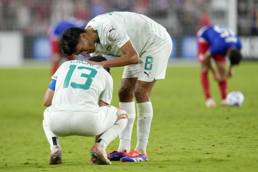 Liberato Cacace (13) festeja con Marko Stamenic, su compa?ero de Nueva Zelanda, tras el empate ante Estados Unidos en un partido amistoso, el martes 10 de septiembre de 2024, en Cincinnati (AP Foto/Jeff Dean)