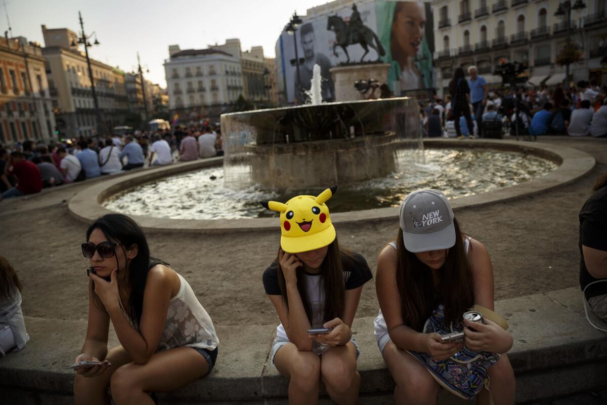 Fans españolas juegan “Pokémon Go” en el centro de Madrid, España, en una fotografía del 28 de julio de 2016. Los creadores de “Pokémon Go” dijeron a The Associated Press que están implementando actualizaciones al juego para que sea respetuoso con el mundo real. (Foto AP/Daniel Ochoa de Olza)