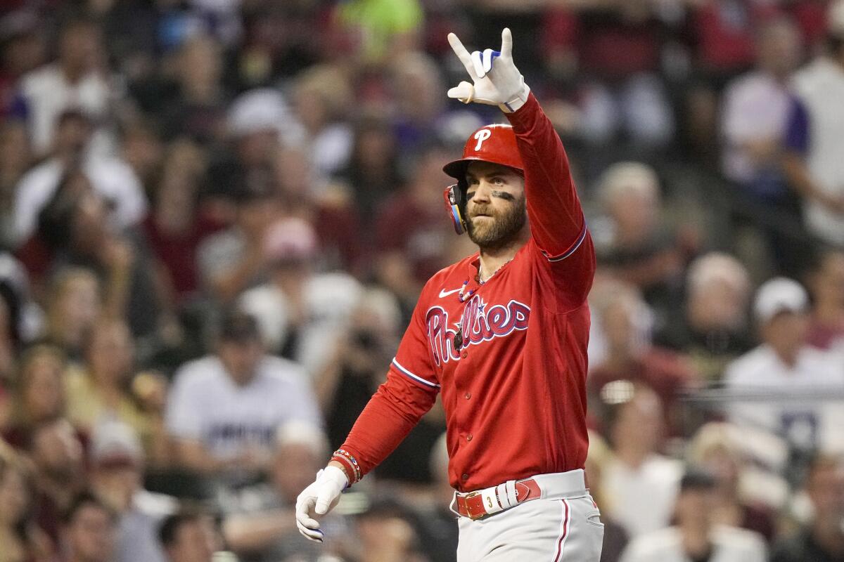 ARCHIVO - Bryce Harper, de los Filis de Filadelfia, celebra un jonrn contra los Diamondbacks de Arizona durante la sexta entrada en el Juego 5 de la Serie de Campeonato de la Liga Nacional en Phoenix, el sbado 21 de octubre de 2023. Harper dijo el domingo 18 de febrero de 2024 que quiere terminar su carrera con los Filis de Filadelfia, jugando hasta los 40 aos. (AP Foto/Brynn Anderson, Archivo)