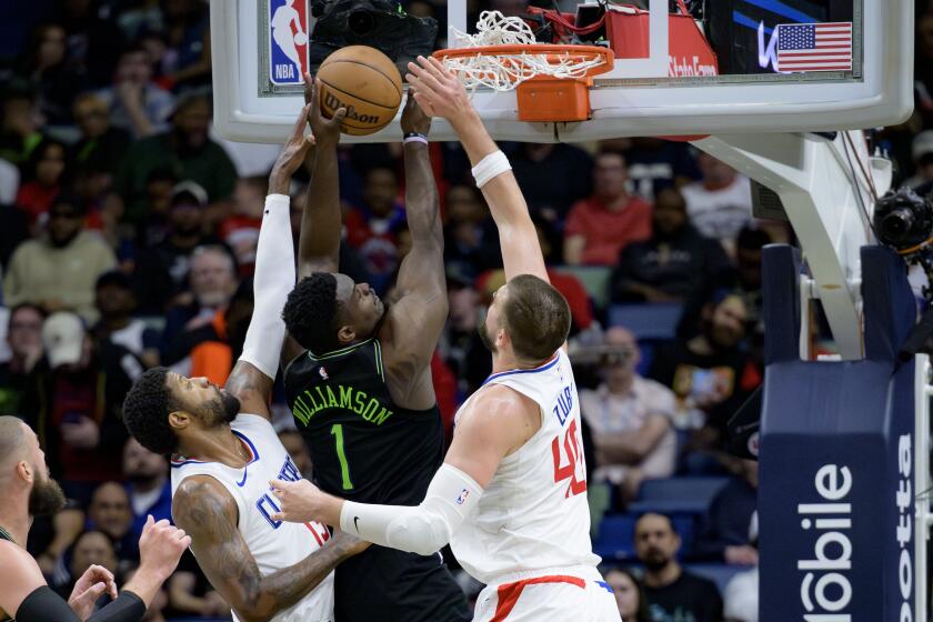 New Orleans Pelicans forward Zion Williamson (1) shoots between Los Angeles Clippers.