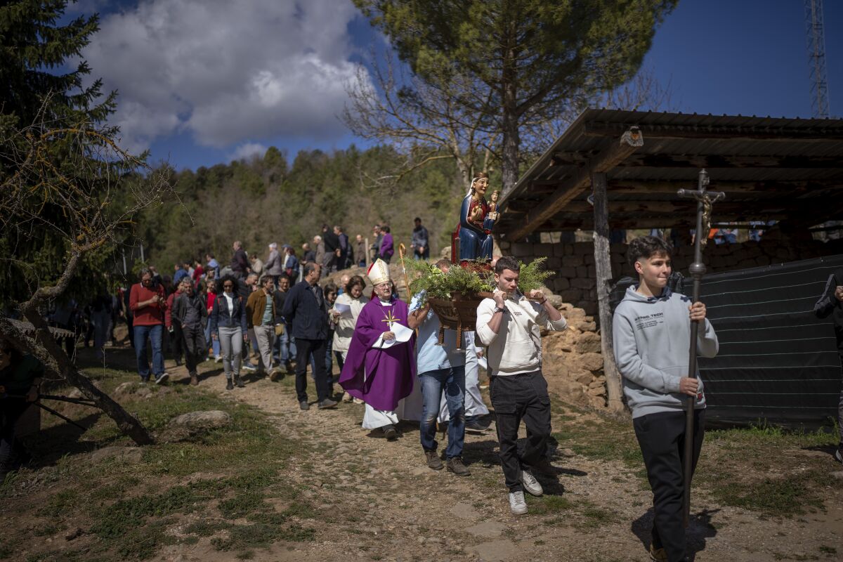 Pobladores locales realizan una procesión con la imagen de Nuestra Señora de Torrents,