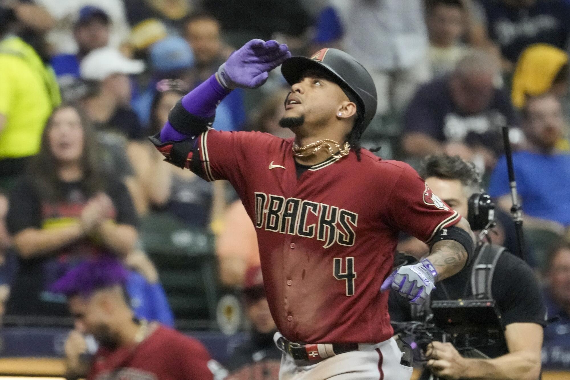 Arizona Diamondbacks'ten Ketel Marte, 3 Ekim 2023'te Milwaukee'de Milwaukee Brewers'a karşı evindeki koşusunu kutluyor.
