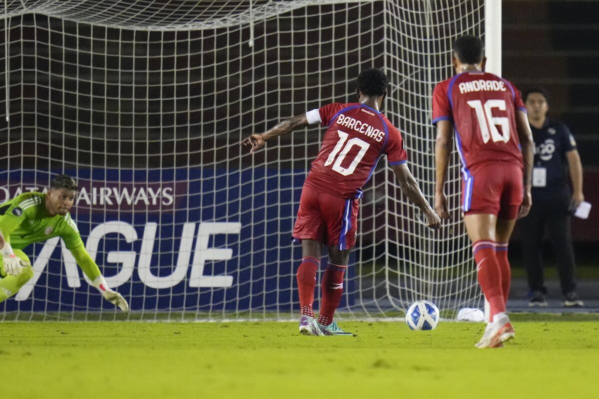 Edgar Bárcenas (10) marca de penal el tercer gol de Panamá contra Costa Rica
