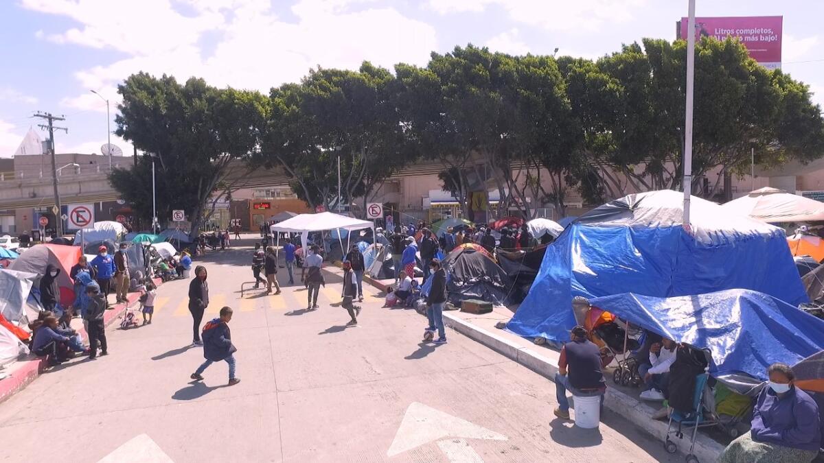 Migrantes centroamericanos en Tijuana imparten clases a menores acompañados