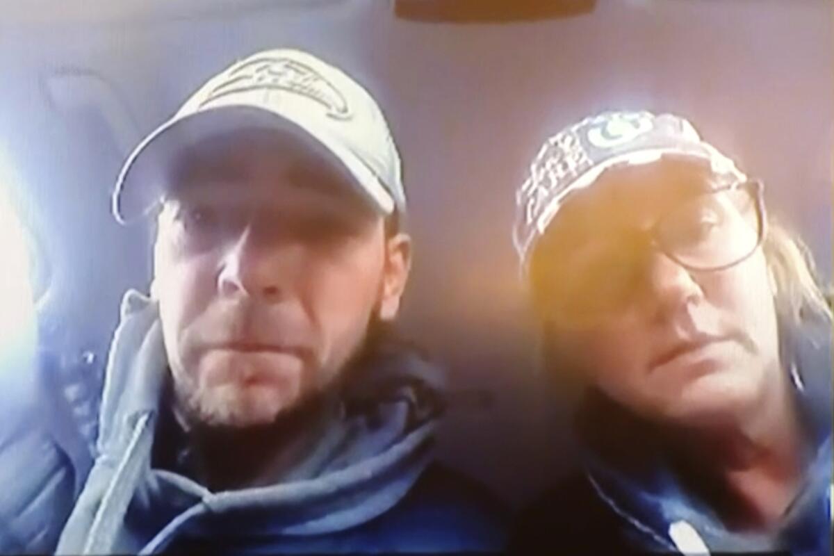 En esta imagen tomada de un video, James (izquierda) y Jennifer Crumbley, durante la lectura de cargos de su hijo, Ethan Crumbley, en Rochester Hills, Michigan, el 1 de diciembre de 2021. (Corte de Distrito vía AP)