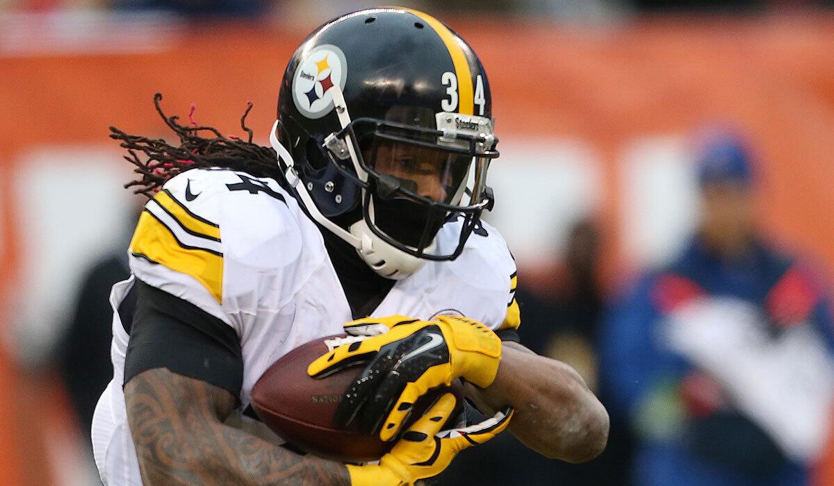 Pittsburgh's DeAngelo Williams runs against Cleveland on Jan. 3.