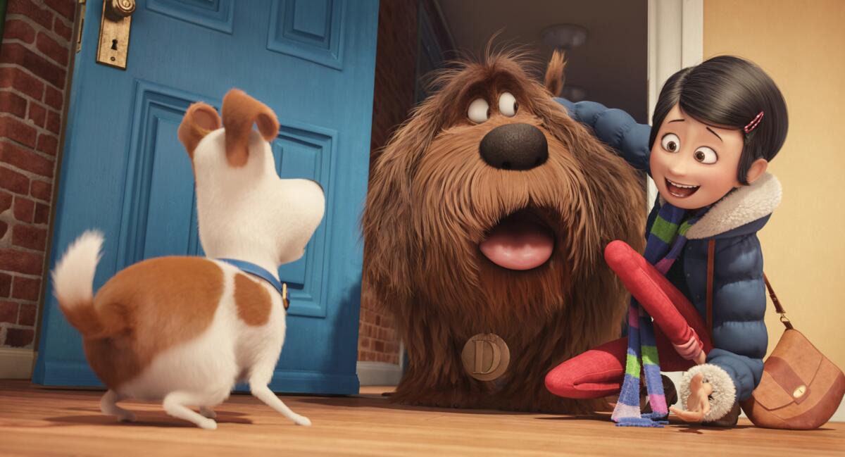 En esta imagen difundida por Universal Pictures, se ve a los personajes Max, Duke y la niña Katie en una escena de la película “The Secret Lives of Pets". (Illumination Entertainment and Universal Pictures via AP)