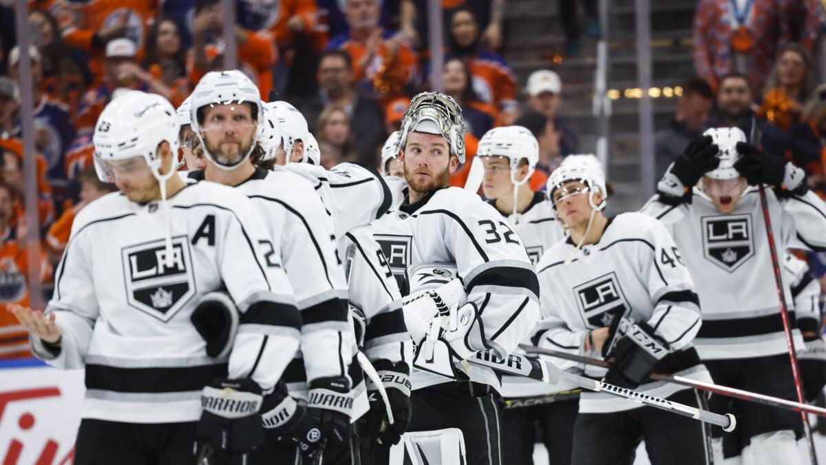 Elliott: Jonathan Quick carries the torch as Kings open playoffs - Los  Angeles Times