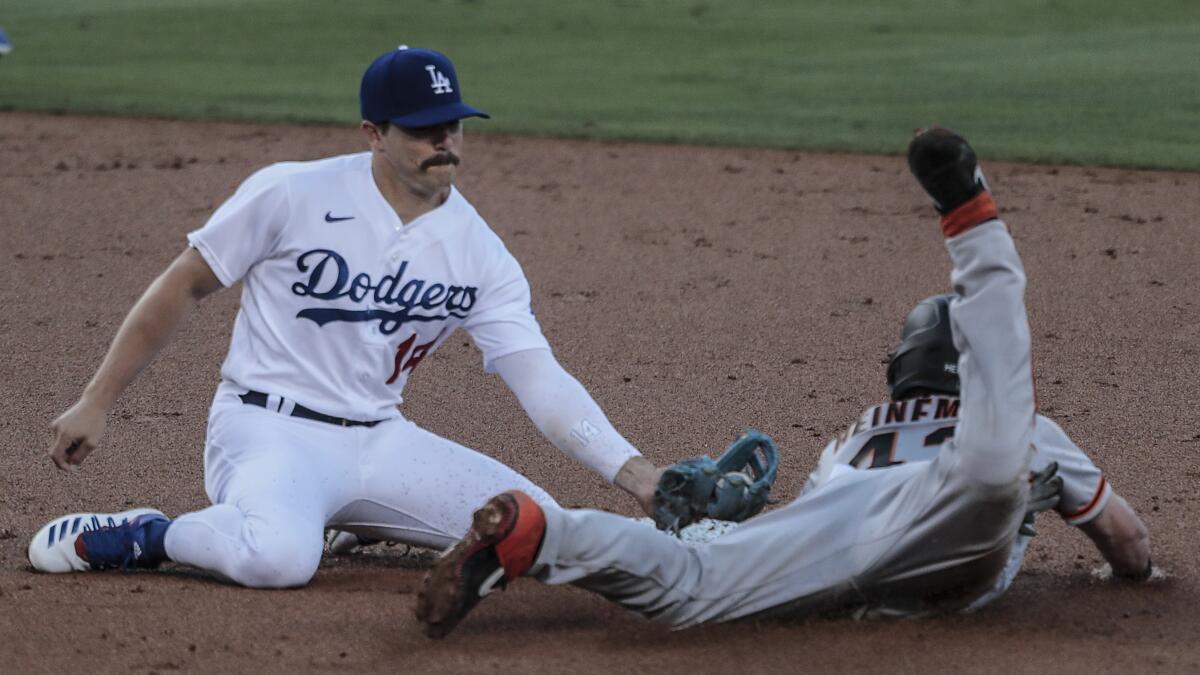 Peso Pluma hizo el primer lanzamiento en el Dodger Stadium