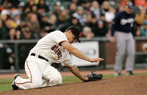 Tim Lincecum leaves game shortly after home plate collision 