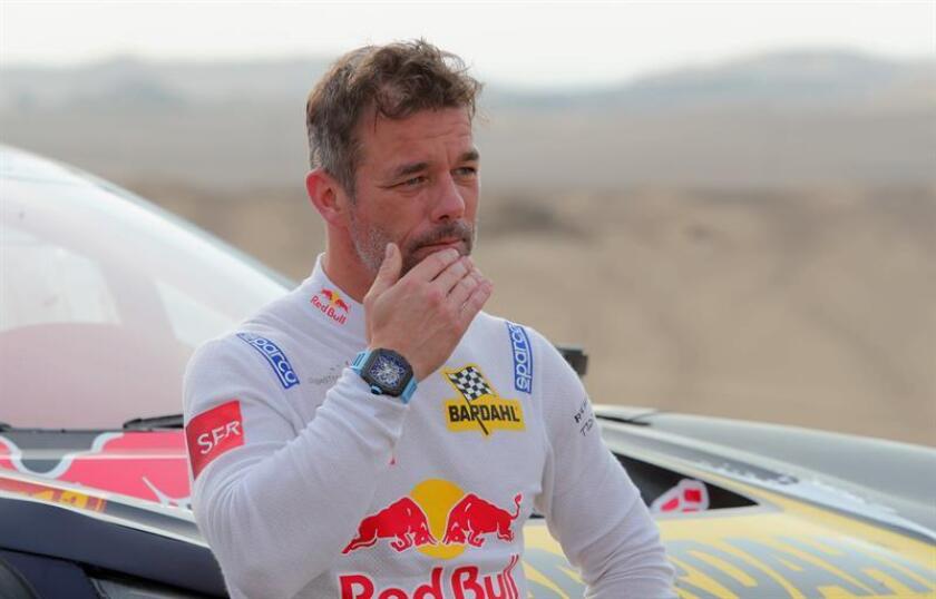 El francés Sebastien Loeb se apresta a conducir su vehículo Ph-Sport hoy, durante la novena etapa del Rally Dakar 2019, en Pisco (Perú). EFE