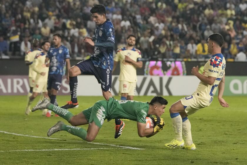 Carlos Moreno, arquero del Pachuca, se apodera de un balón durante el partido de vuelta de las semifinales de la Copa de Campeones de la CONCACAF ante el América, el martes 30 de abril de 2024 (AP Foto/Eduardo Verdugo)