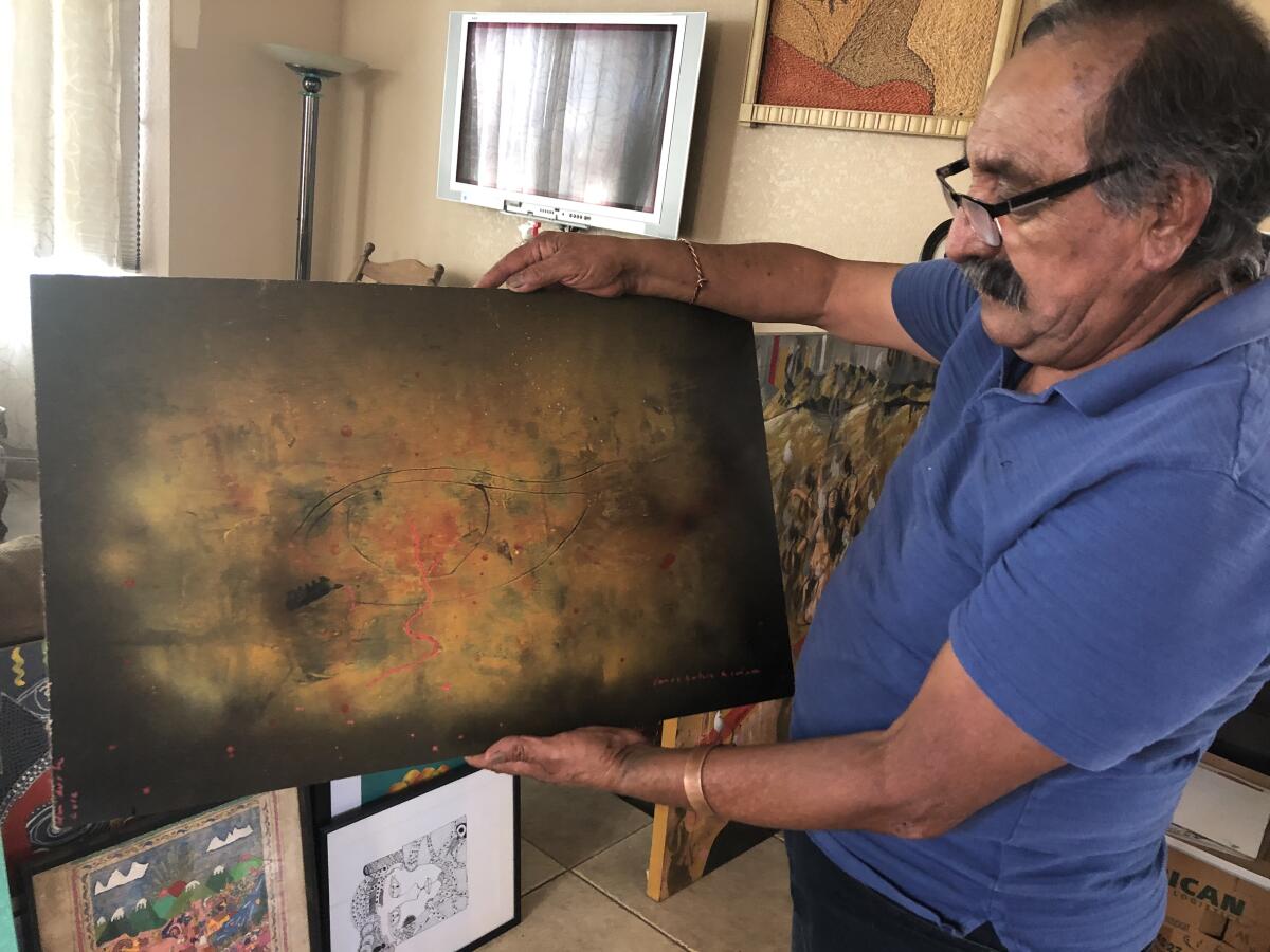 Poco después de llegar a Los Ángeles, Mario Ávila empezó a pintar como terapia.